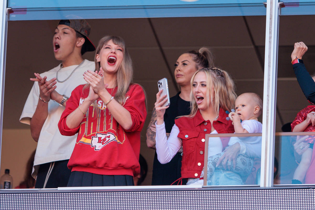 Taylor Swift acudió al duelo entre Chiefs y Chargers a apoyar a su pareja Travis Kelce
